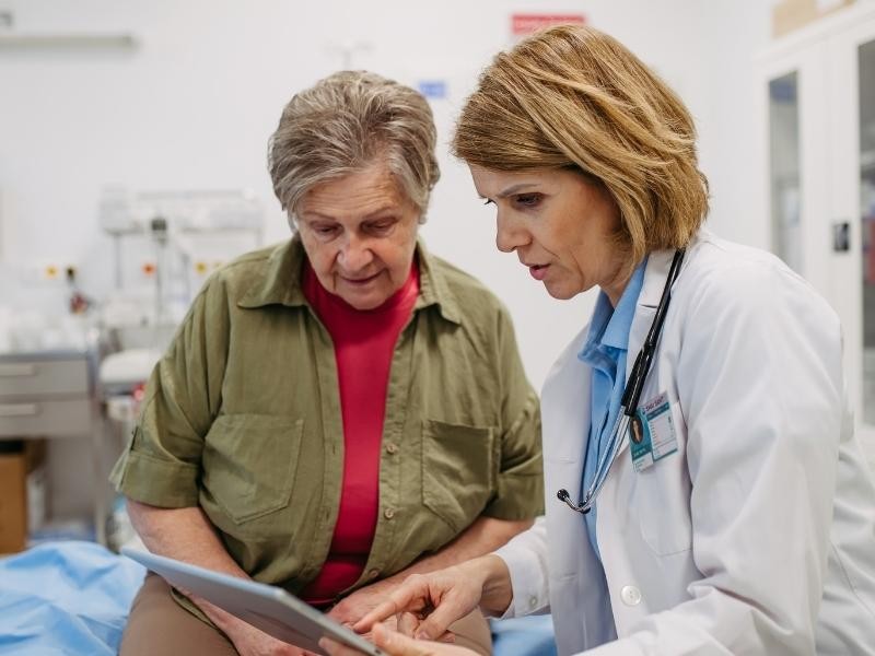 Tenho mais de 60 anos, Consulto Muitos Médicos e Tomo Muitos Remédios. Como Posso Fazer para Organizar esse Cuidado?