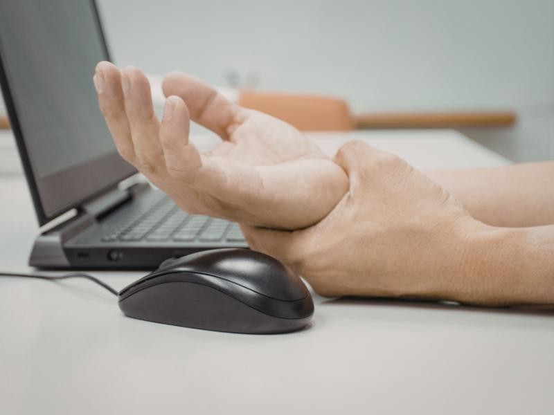 Trabalho muito no Computador e Tenho Formigamento nas Mãos. Devo Consultar? Com Qual Médico?