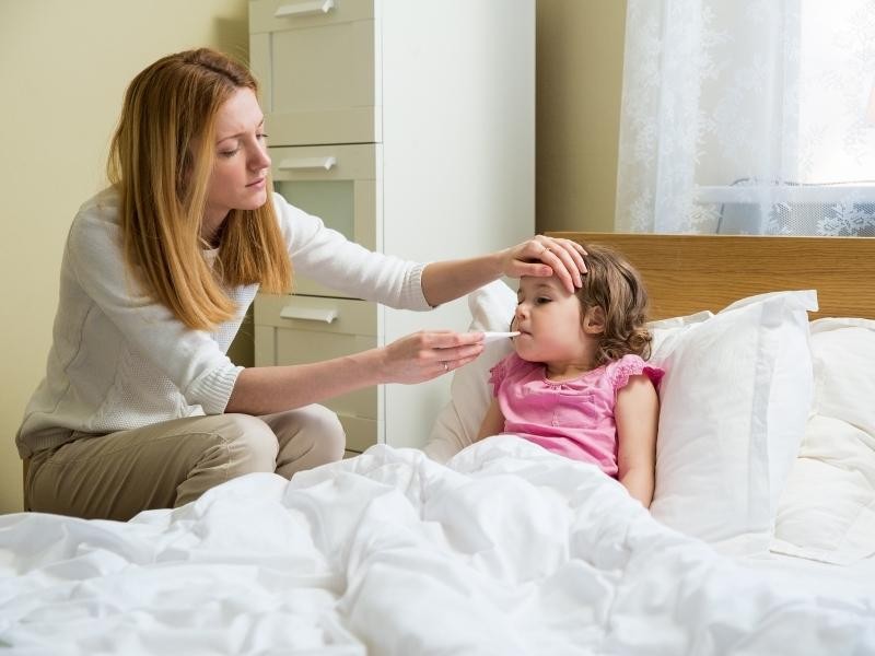 Como devo Manejar um Quadro Febril em Criança Acima de 01 ano? E Crianças Menores com Febre, Devem Consultar Sempre?